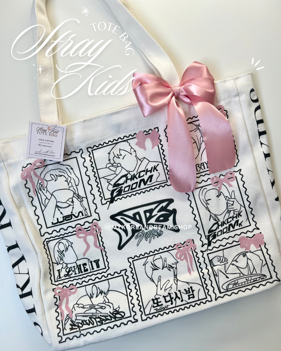Tote bag suspendu avec un fond décoratif, mettant en avant le nœud en satin rose et les motifs inspirés de Stray Kids.