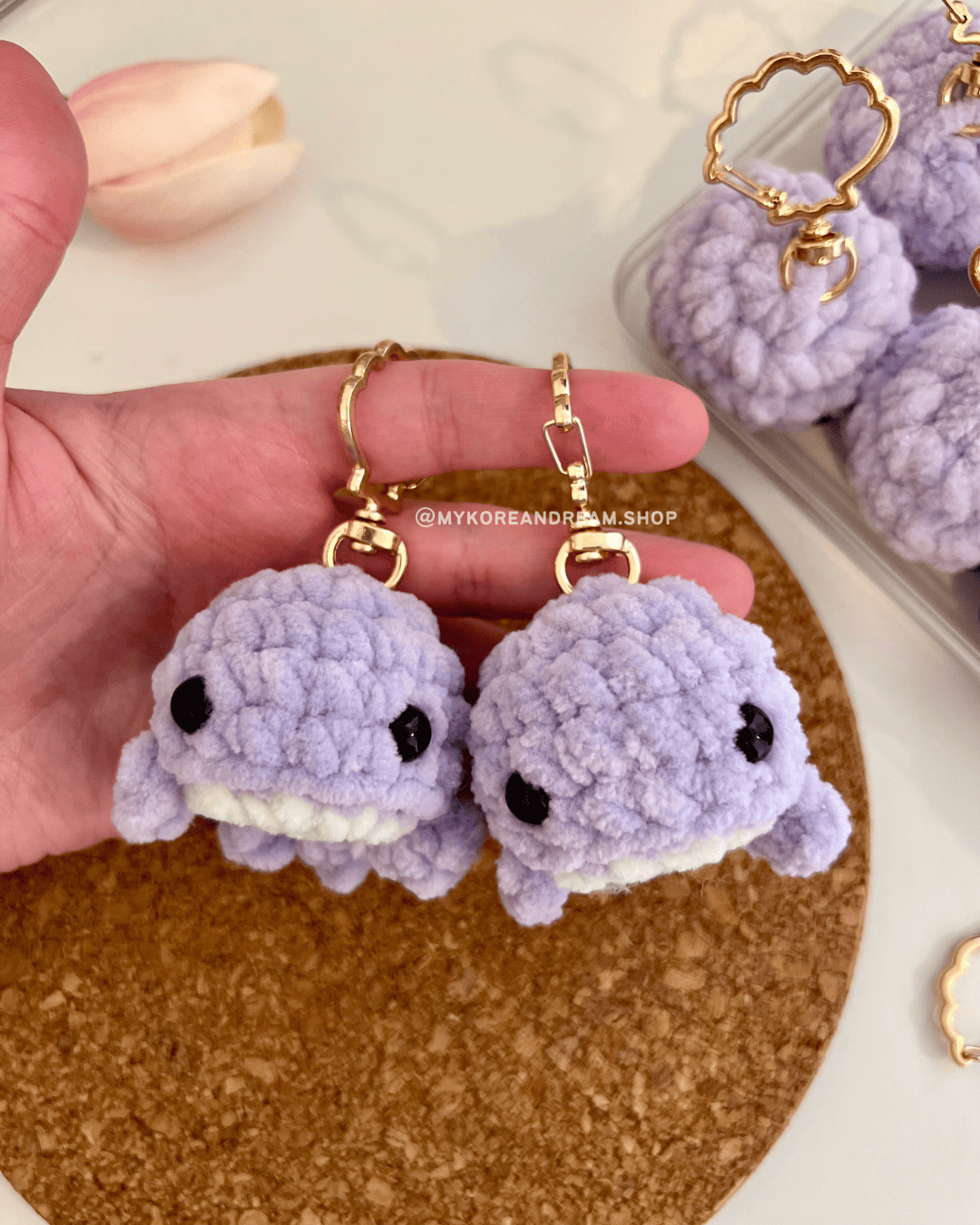 Baleine crochetée inspirée de BTS avec coquillage