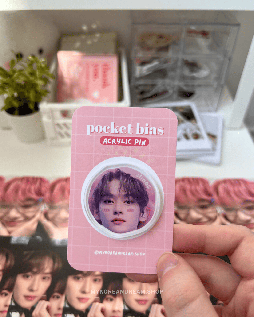 Pin's SKZ Lee Know dans un style girly