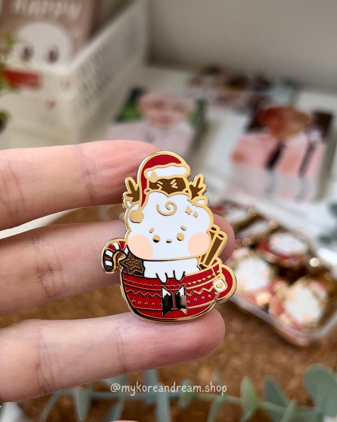 BT21 Christmas Pin's