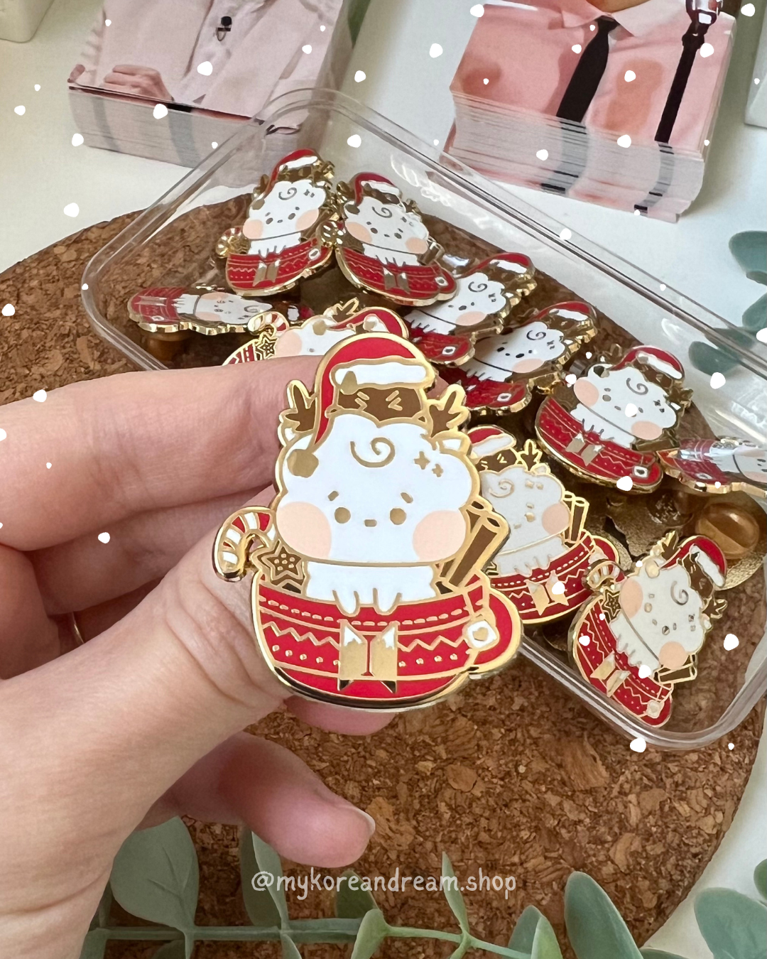 BT21 Christmas Pin's