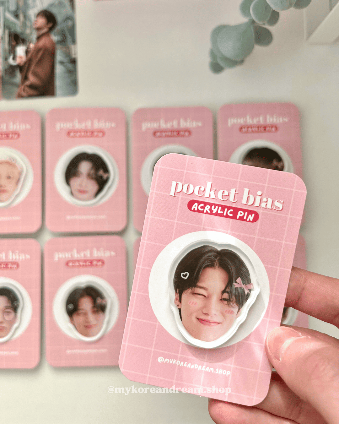 Pin’s K-pop Ateez Wooyoung, design doux et girly