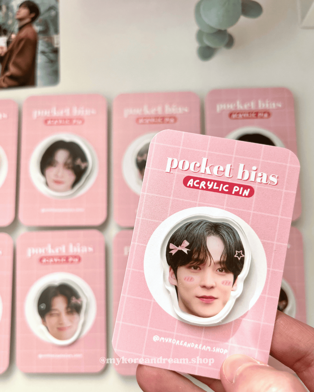 Pin’s K-pop Ateez Yunho, design doux et girly
