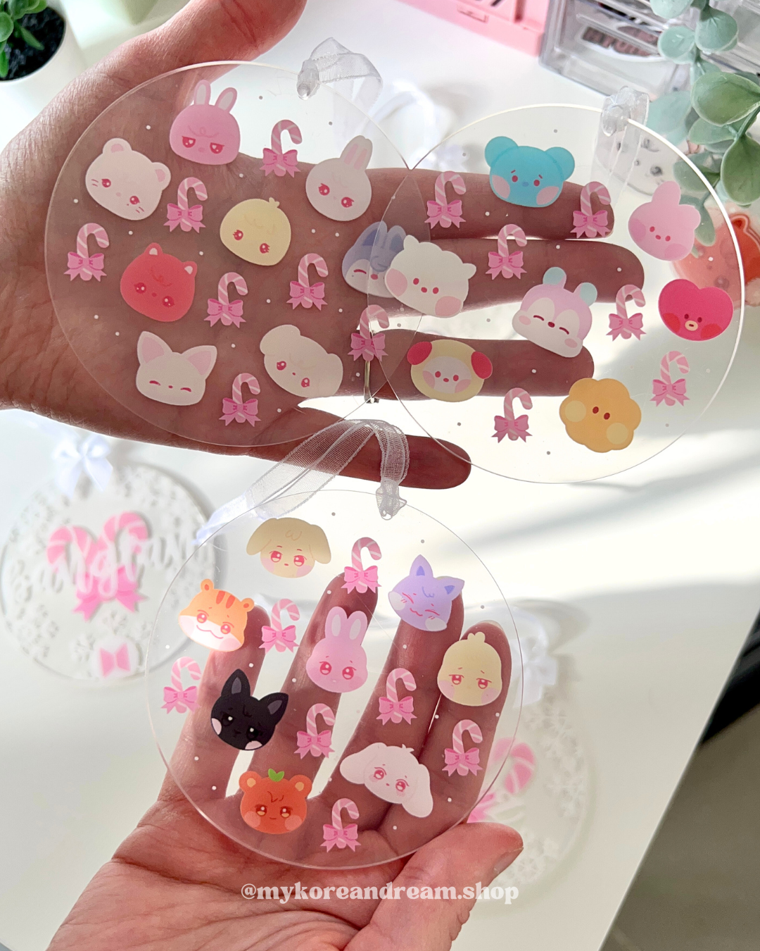 Boules de Noël kpop, mascottes Stray Kids, BTS et Ateez en version acrylique