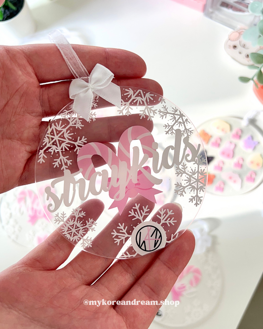 Ornement Stray Kids pour Noël — design en acrylique, idéal pour un sapin K-pop tout mignon