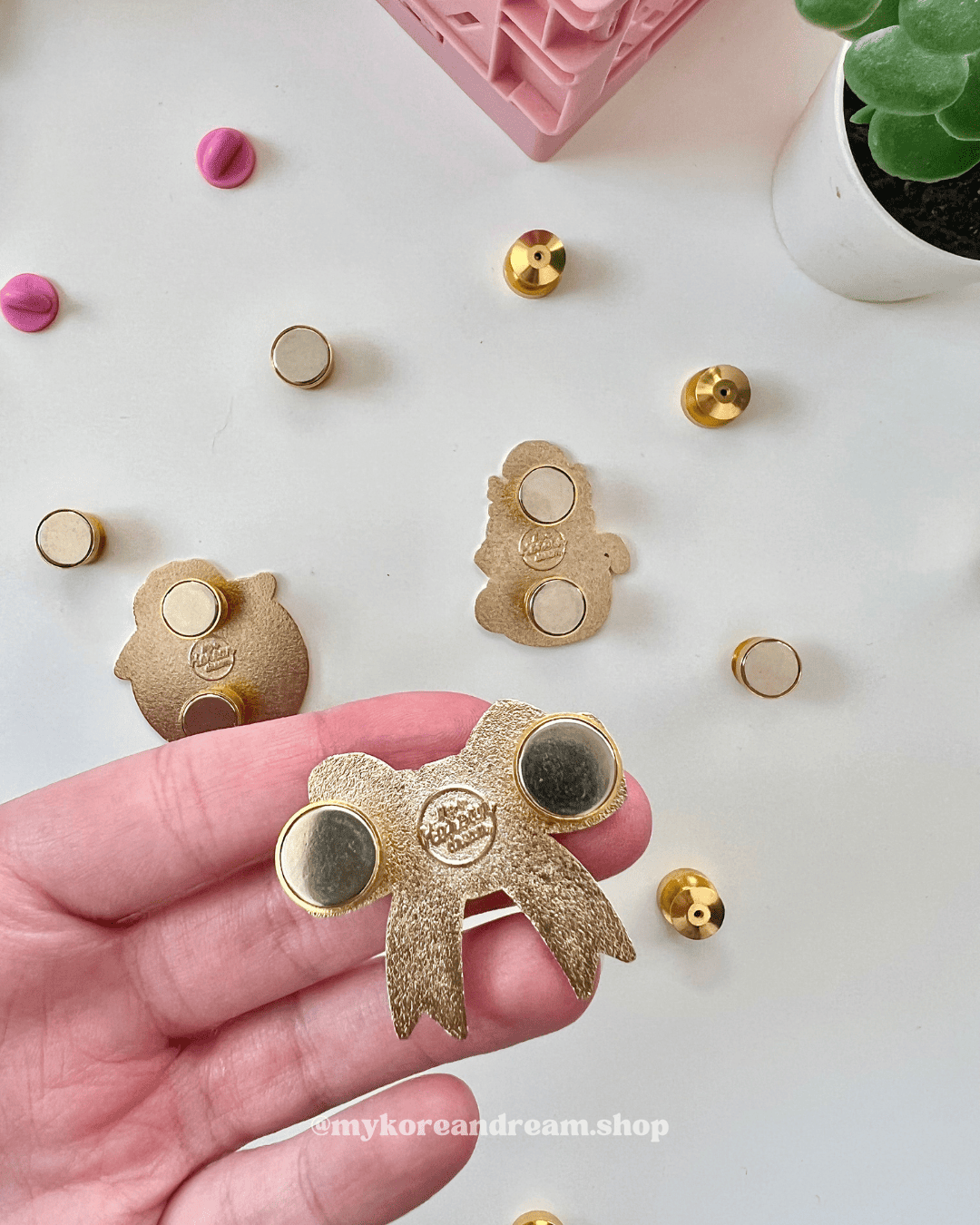 Magnetic fasteners (pin accessory)