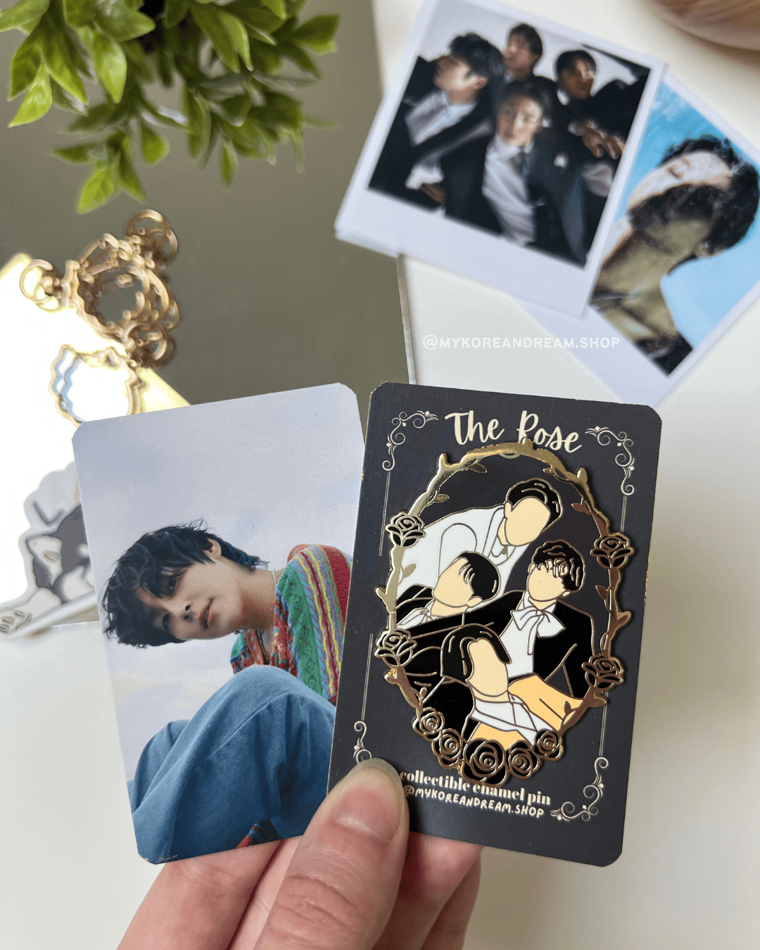 K-pop pin The Rose noir émaillé